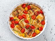 Рецепта Запечена риба треска с чери домати, сметана и чесън на фурна